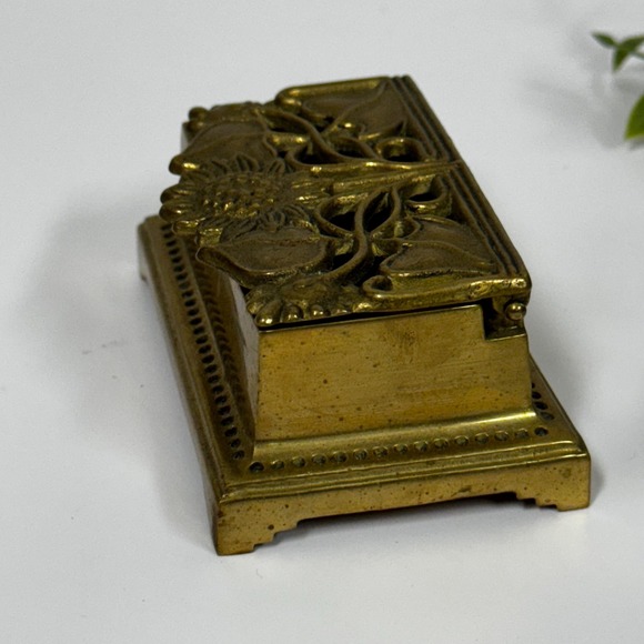 Vintage brass sunflower 2 roll stamp box: ring box - Picture 9 of 10